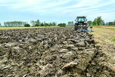 翻耕土地备秋种 科学整理土地的关键步骤